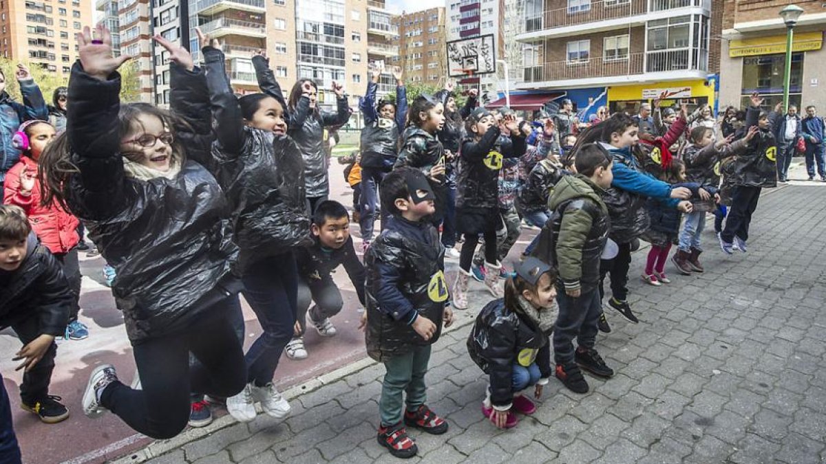 Alumnos del colegio disfrazados de Batman, superhéroe favorito de Lucas.-ISRAEL L. MURILLO