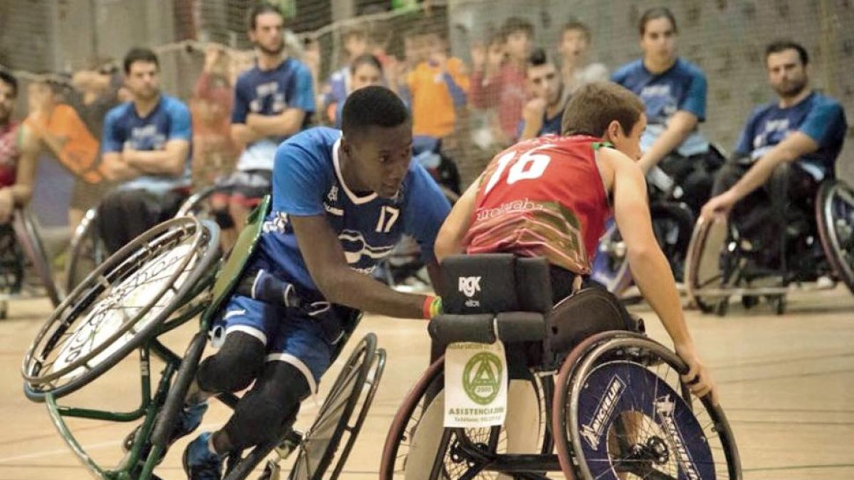 Abdoul presiona al jugador del Zuzenak García.-TWITTER / @ZUZENAKCLUB