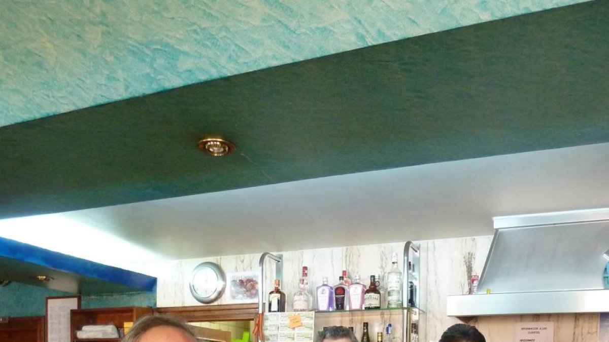 REFERENCIA. FernandoOrtiz (i), la voz de El Mester de Juglaría, comparte un vino en la barra de El Chafa con Carlos Yanguas (d) y el cocinero José Luis Correa.-T. S. T.