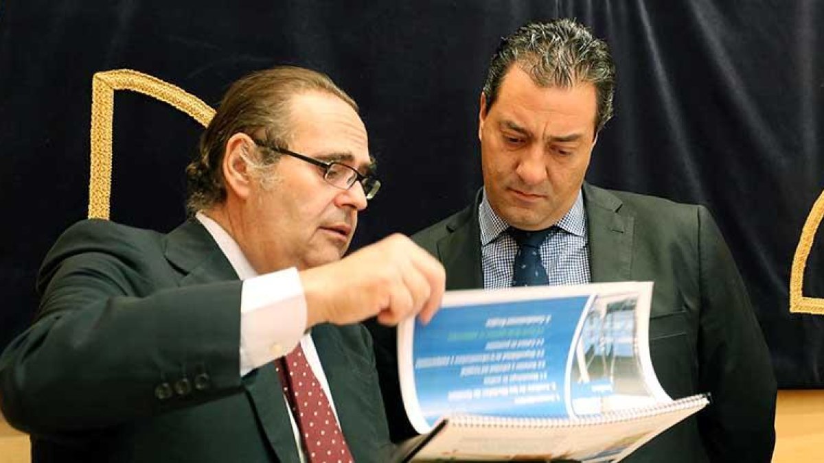 Luis Abraria (izqda.)conversa con el presidente de la Comisión, Salvador Cruz.-ICAL
