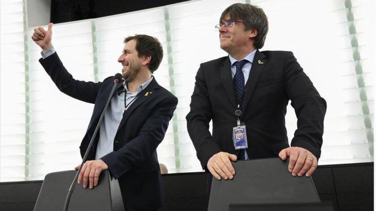Toni Comín y Carles Puigdemont, en el Parlamento Europeo.-FREDERICK FLORIN / AFP