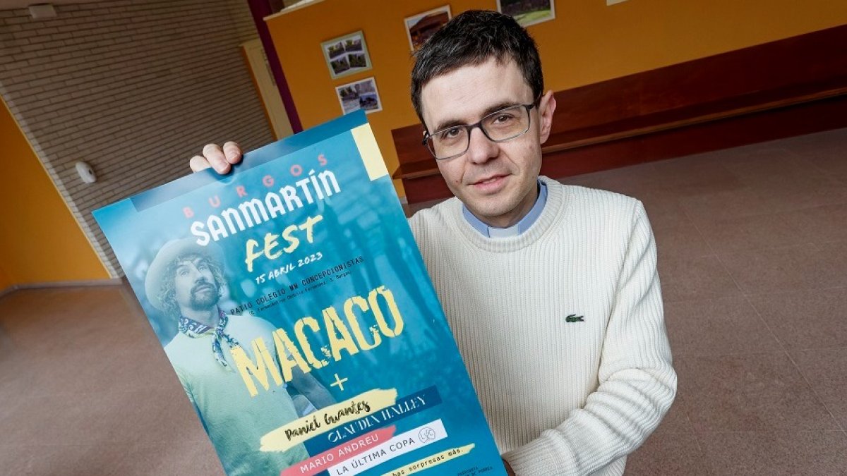 Diego Mingo, vicario de la parroquia de San Martín de Porres, con un cartel del concierto de Macaco en Burgos. SANTI OTERO