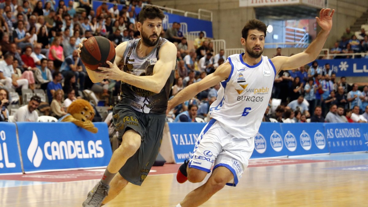 Uriz supera por velocidad a Fitipaldo en un Breogán-San Pablo. ACB PHOTO