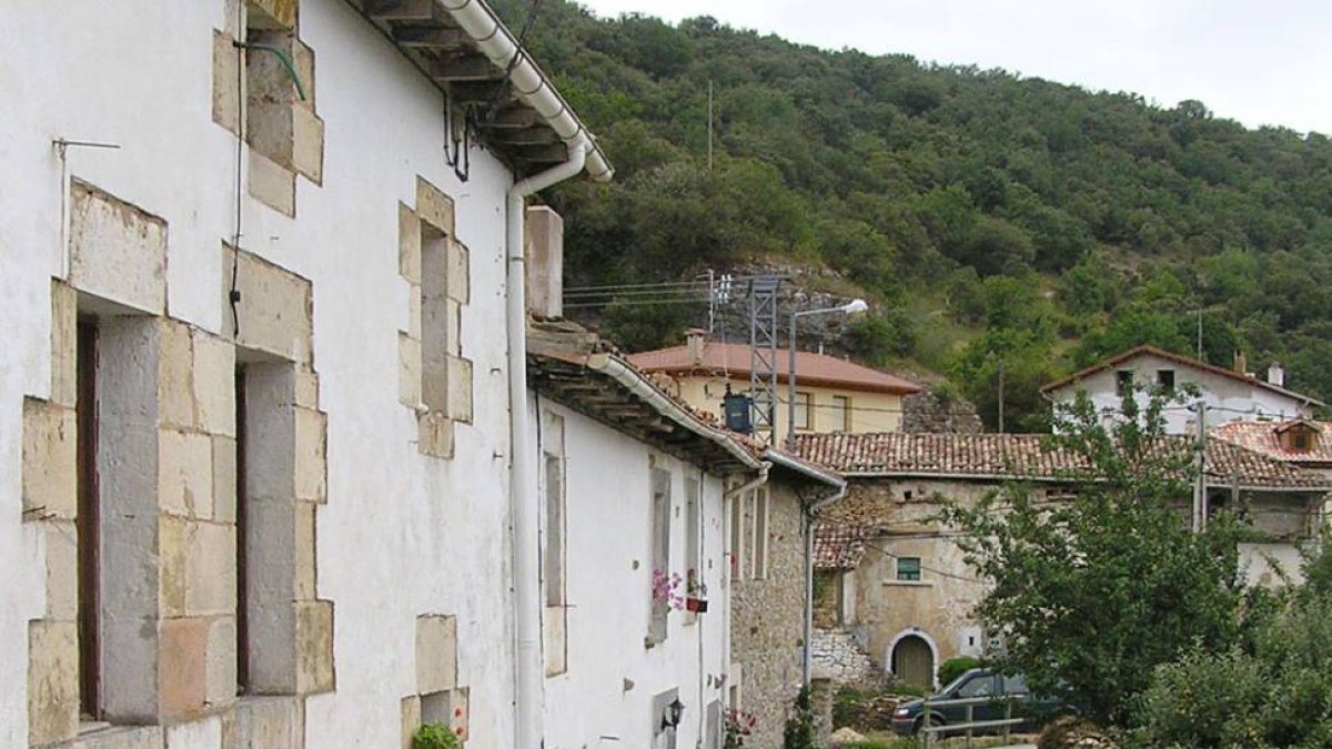 Calles con tradicionales casas en piedra.-ECB