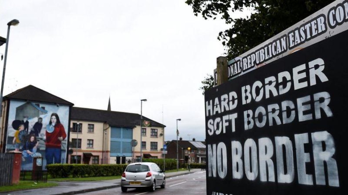 Un coche pasa ante un cartel contra el establecimiento de puestos fronterizos en Londonderry (Irlanda del Norte), el 16 de agosto.-REUTERS / CLODAGH KILCOYNE