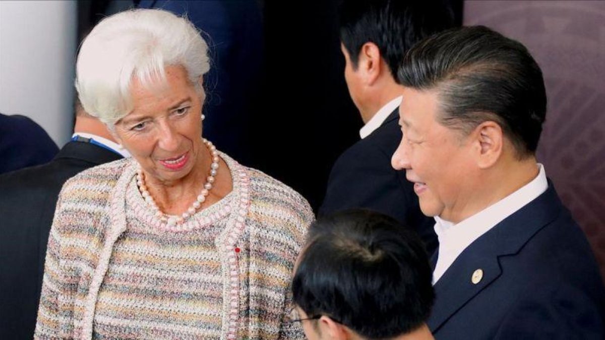 El presidente de China, Xi Jinping, charla con la directora del FMI, Christine Lagarde.-REUTERS / DAVID GRAY