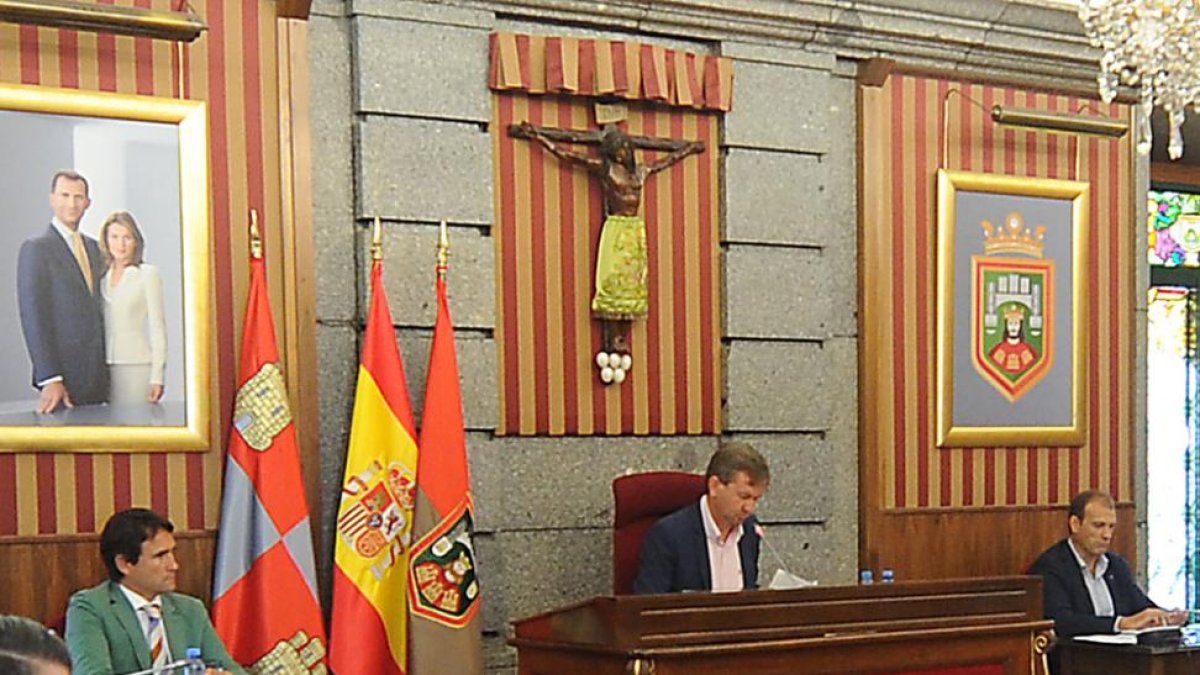 El secretario a la izquierda y el interventor a la derecha de la imagen.-ISRAEL L. MURILLO