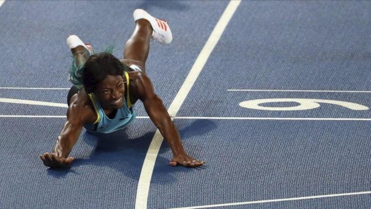 Shauane Miller se tira en plancha a la línea de meta para ganar el oro en los 400 metros.-ANTONIO LACERDA