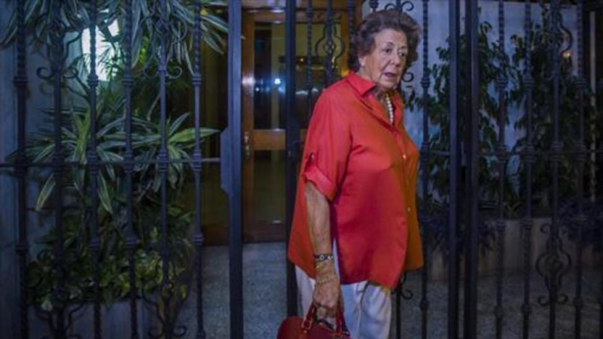 Una foto reciente de Rita Barberá saliendo de su domicilio en Valencia.-