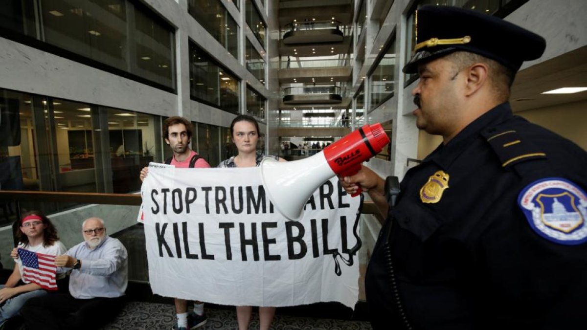 Protesta contra la reforma sanitaria de Trump, el lunes en las oficinas del Senado en Washington.-REUTERS / YURI GRIPAS