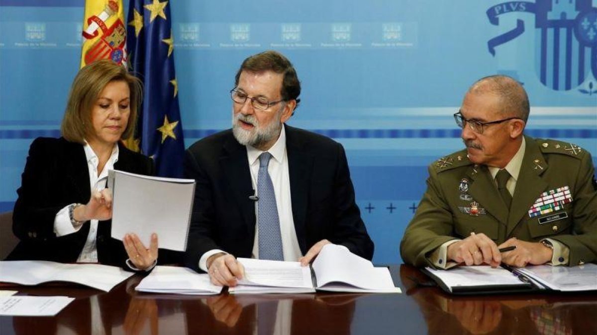 Cospedal, Rajoy y Alejandre, durante el mensaje lanzado a las tropas.-CESAR P SENDRA
