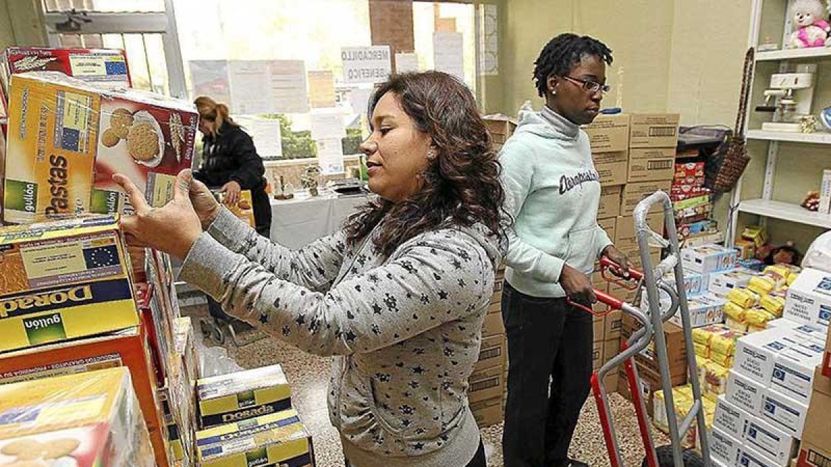 El reparto de alimentos permite aligerar la factura de gastos básicos a familias sin ingresos o con nóminas muy bajas.-J.M. LOSTAU