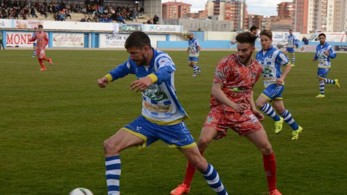 Pau Franch se va de un oponente durante el partido de ayer.-ALBERTO CALVO