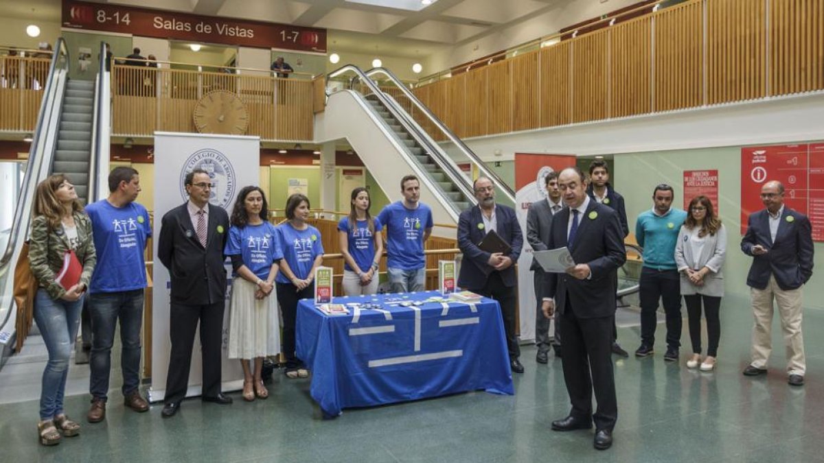 El decano del Colegio de Abogados, Joaquín Delgado, lee el manifiesto en el vestíbulo de los juzgados.-SANTI OTERO