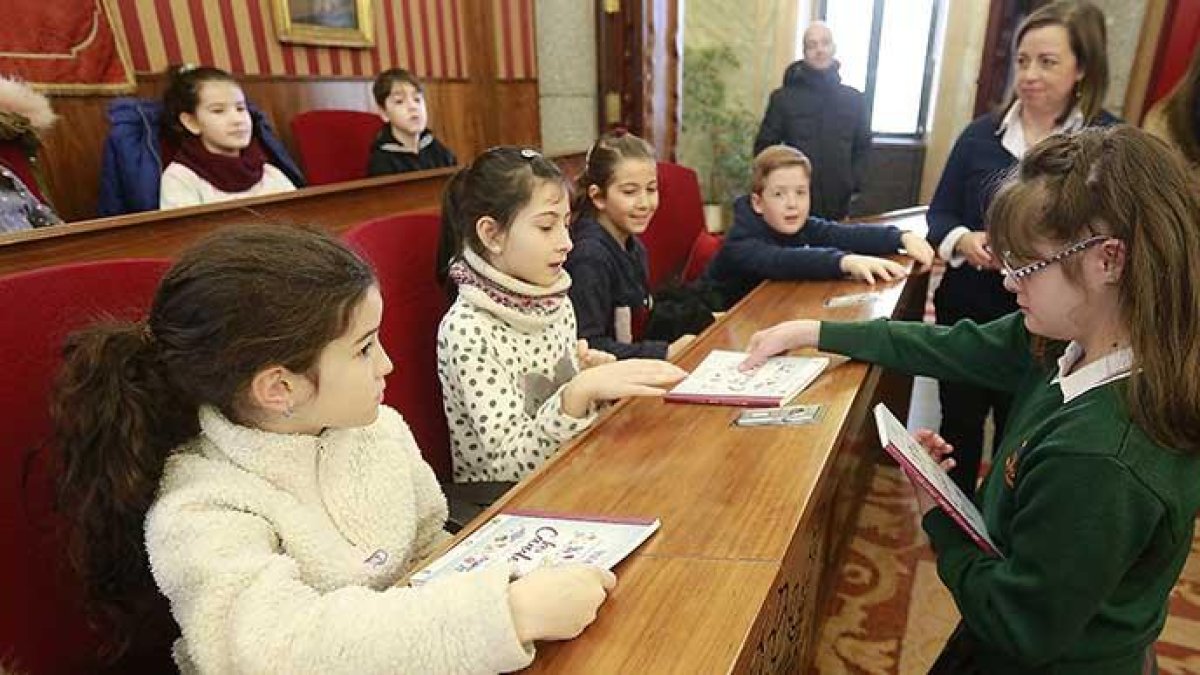 Aitana Arce entregó a los escolares del Niño Jesús el libro de cuentos editado por el IMC en el que se recoge el texto con el que obtuvo un premio en el certamen de Las Candelas.-RAÚL G. OCHOA