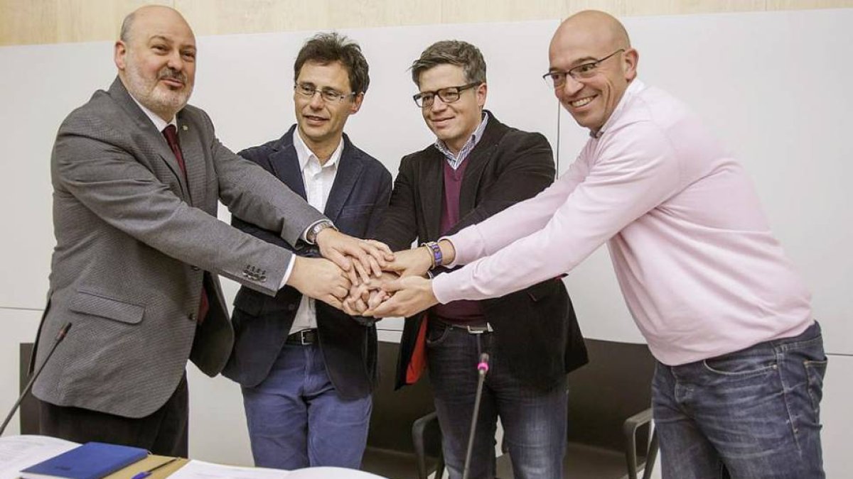 Juan José García, Fidel Torcida, Alejandro Sarmiento y Luis Jorge del Barco tras la firma del acuerdo.-Santi Otero