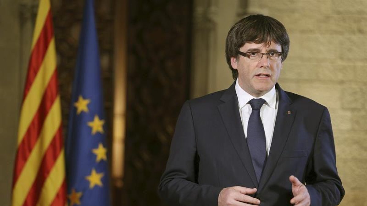 El presidente de la Generalitat, Carles Puigdemont, durante su declaración institucional tras la decisión del Gobierno de aplicar el artículo 155 en Cataluña.-EFE/ RUBEN MORENO GARCÍA / GENERALITAT DE CATALUÑA