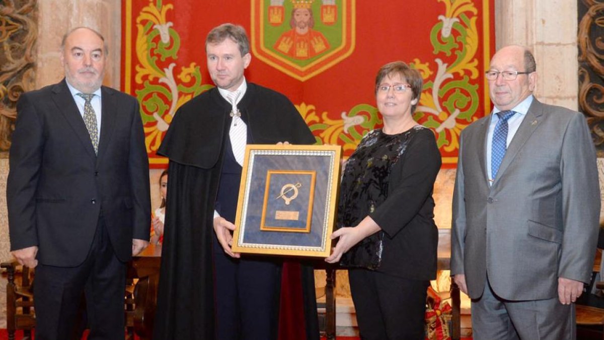 El alcalde entrega la distinción a María José Barrio y Jesús Domingo Miguel (izquierda) de la Schola Cantorum.-SANTI OTERO