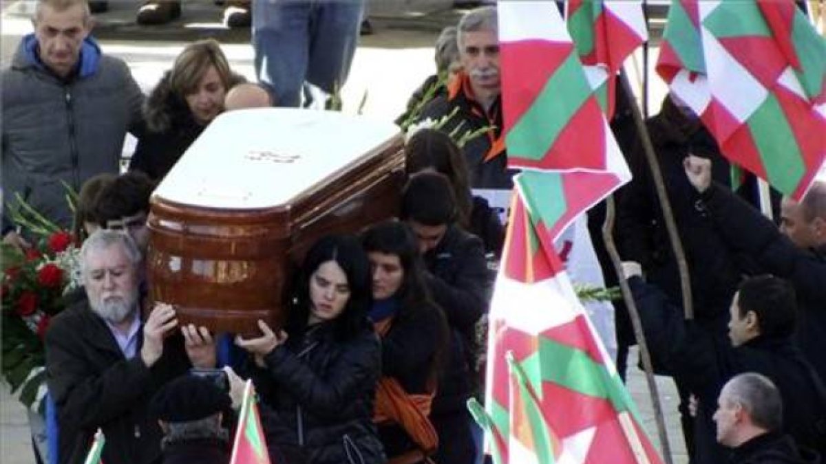 Expresos de ETA portan el féretro en el funeral de Iosu Uribetxebarria Bolinaga, este sábado, en Arrasate.-Foto: JAVIER ETXEZARRETA/ EFE