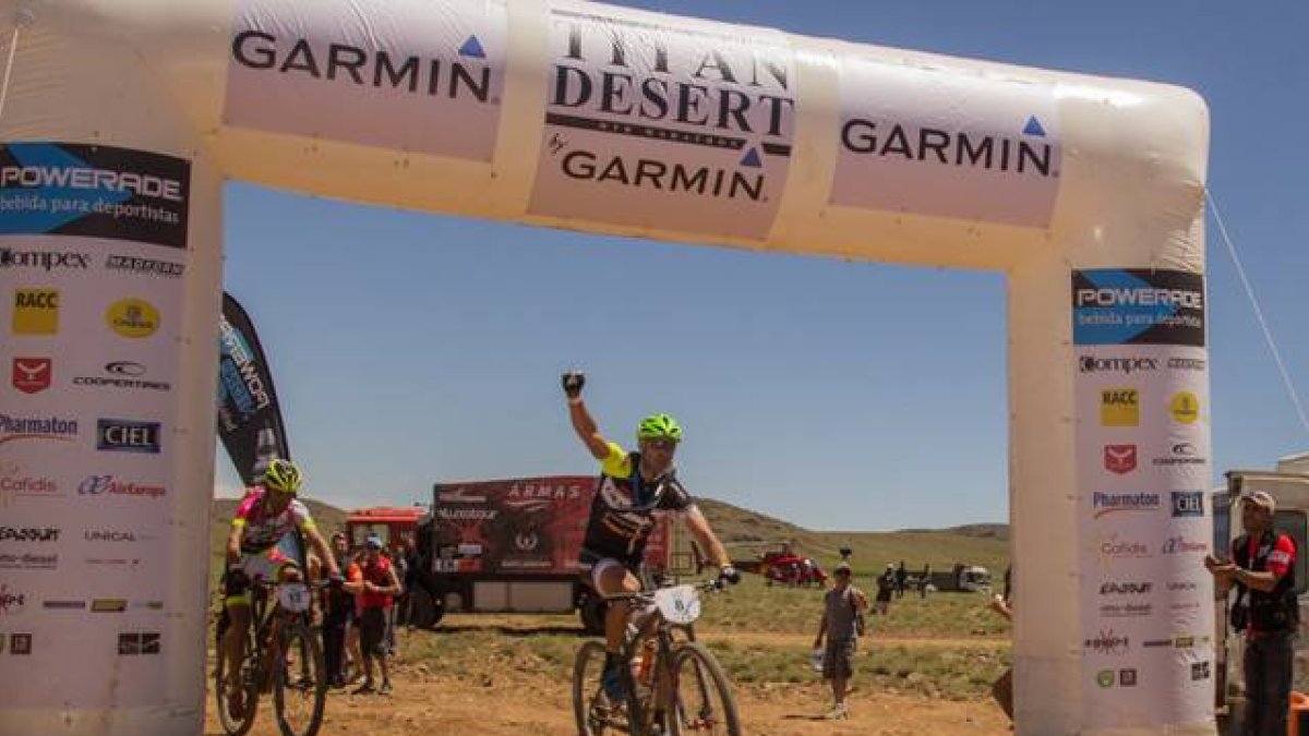 El portugués José Silva, primer líder de la Titan Desert 2015, a su paso por la meta.-Foto:  TITAN DESERT