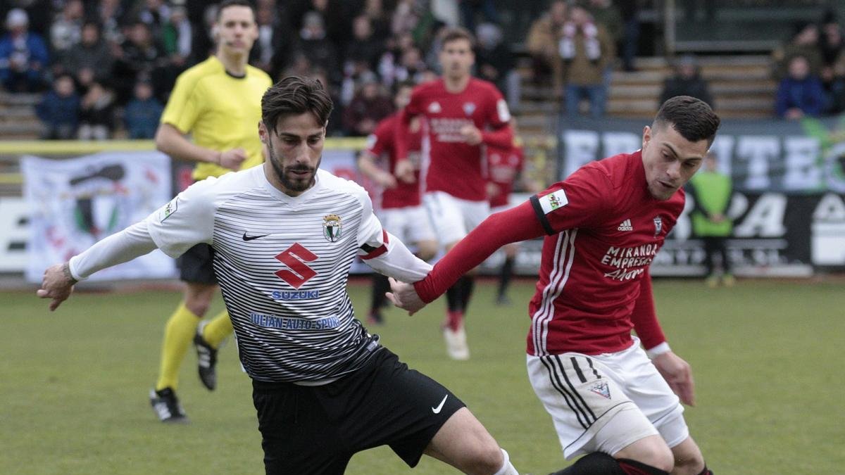 Andrés recupera el balón en un partido de la pasada campaña.-SANTI OTERO