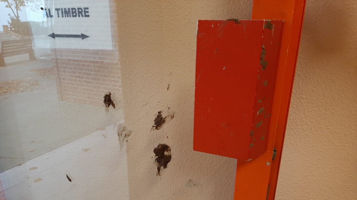 Así quedó la puerta de acceso de la guardería
