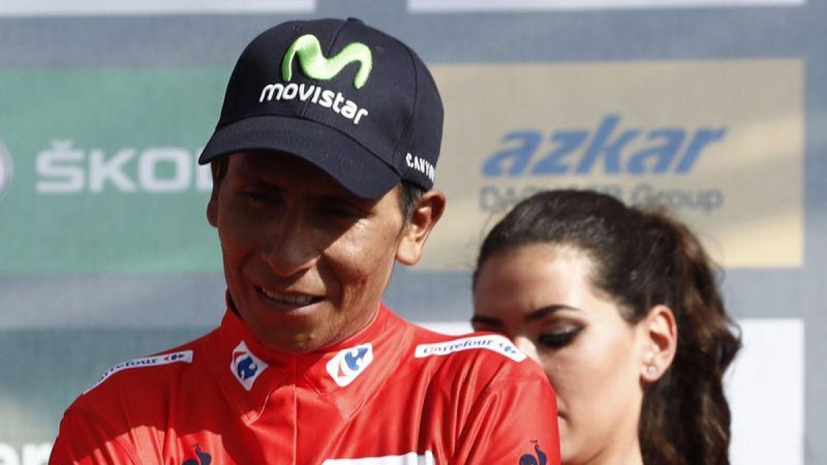 El ciclista colombiano del equipo Movistar Nairo Quintana, se viste el maillot rojo en el podio tras proclamarse en el nuevo lider de la clasificación general, tras la octava etapa de la Vuelta a España.-EFE