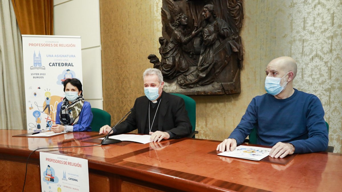 Manuela García, Mario Iceta y José María Antón durante la presentación del VI Congreso Regional de Profesores de Religión Católica. TOMÁS ALONSO