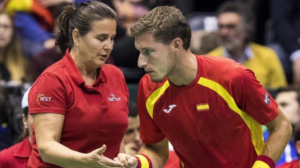 Pablo Carreño y la capitana de la Davis hasta ahora, Conchita Martínez , en la eliminatoria de abril ante Serbia-SRDJAN SUKI (EFE)