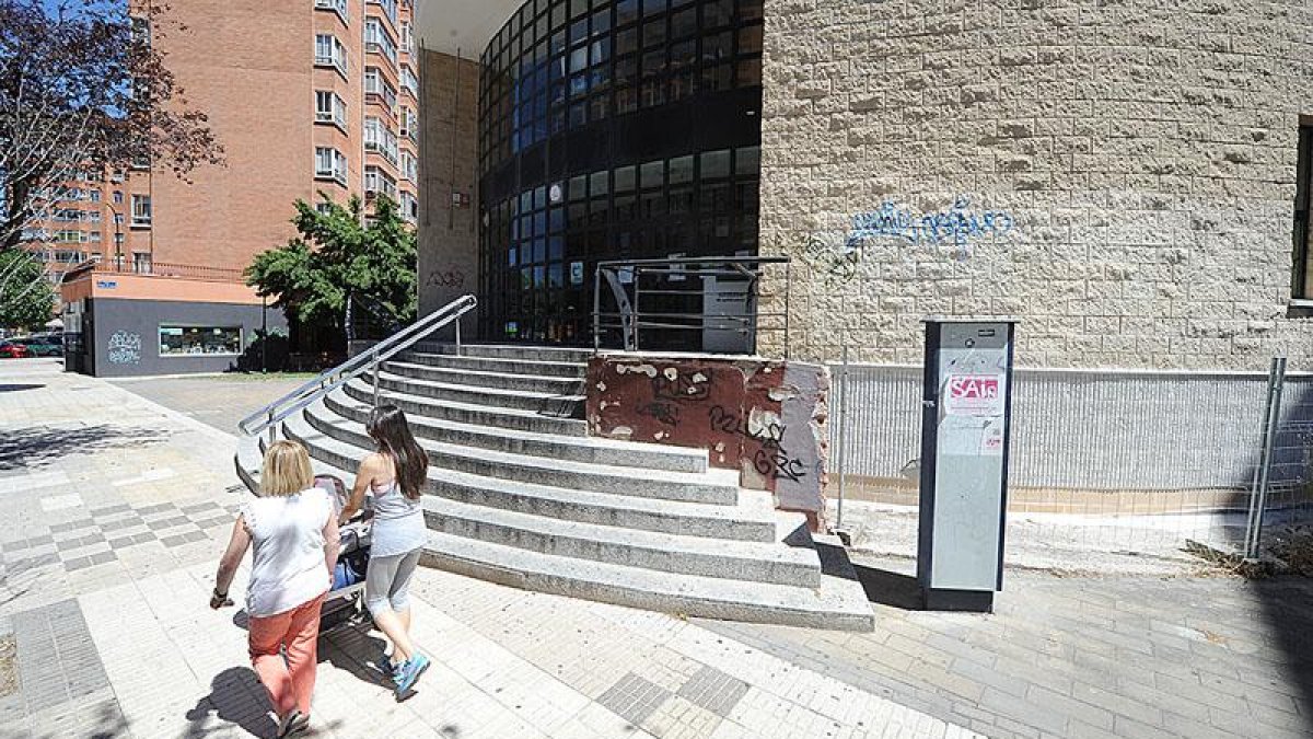 La mejora de la accesibilidad en la biblioteca Gonzalo de Berceo de Gamonal es una de las inversiones sostenibles.-ISRAEL L. MURILLO