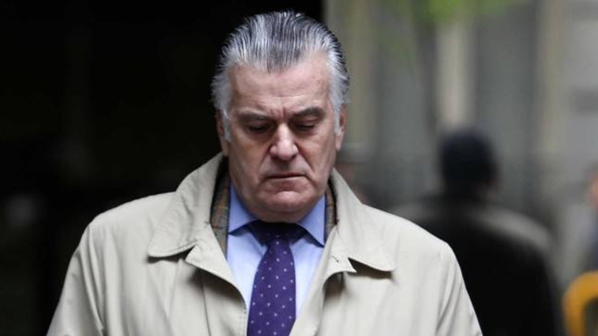 El extesorero del PP Luis Bárcenas, el pasado 10 de abril, tras acudir a la Audiencia Nacional a firmar ante el juez.-Foto: AGUSTÍN CATALÁN