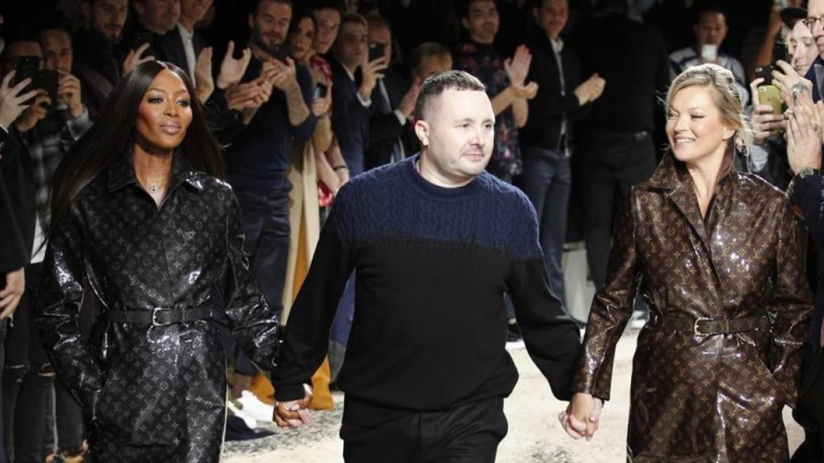 El diseñador británico Kim Jones flanqueado por las modelos Naomi Campbell y Kate Moss, saluda al público en su último desfile para la firma Louis Vuitton.-PERIODICO (AP / FRANÇOIS MORI)