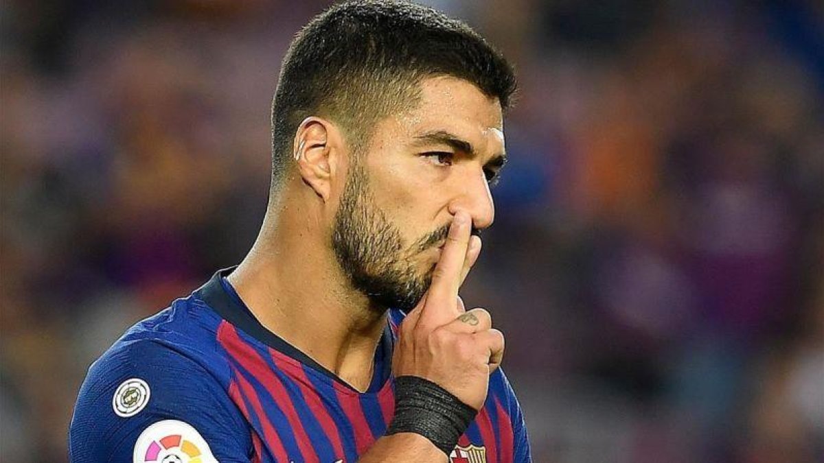 Luis Suárez celebra uno de sus goles al Huesca en el Camp Nou.-LLUIS GENE (AFP)
