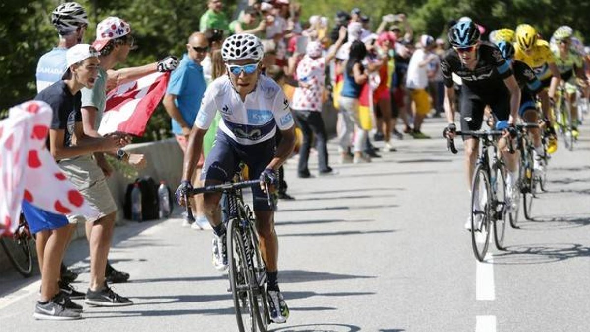Nairo Quintana ataca en los primeros kilómetros de Alpe d'Huez mientras los miembros del equipo Sky tratan de reaccionar.-Foto: EFE / KIM LUDBROOK
