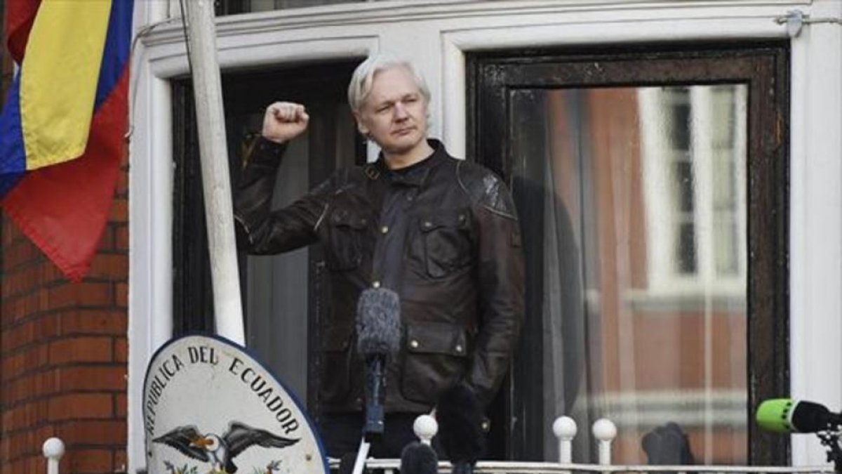 Protegido 8Assange saluda desde la embajada ecuatoriana, ayer.-EFE / ANDY RAIN