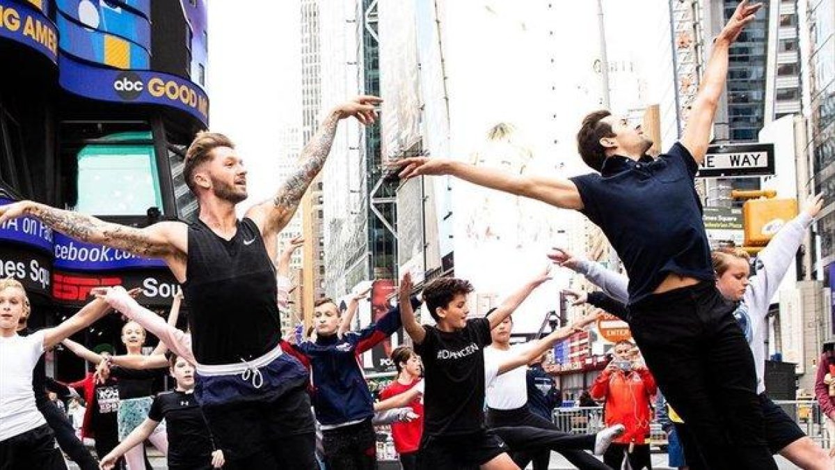 Bailarines en Times Square.-INSTAGRAM