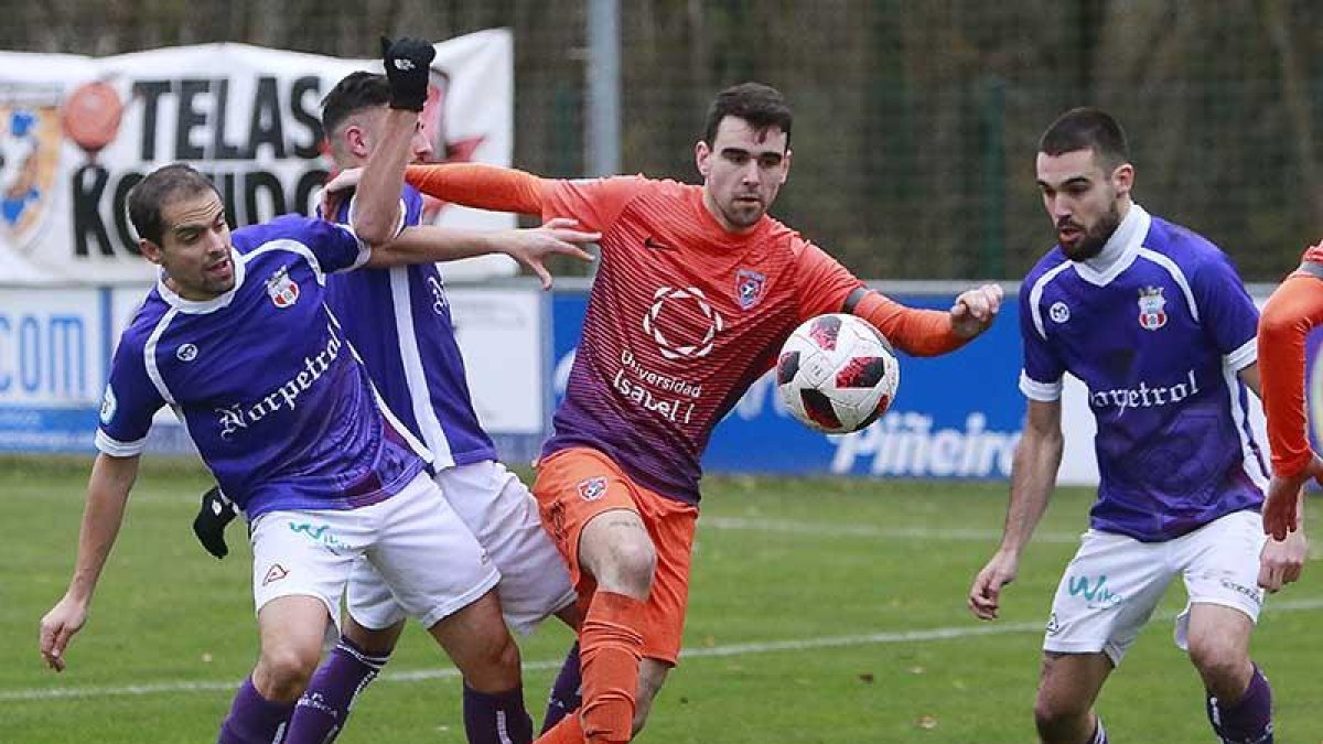 Gabri trata de controlar un balón encimado por los jugadores del Briviesca Iván, Maestu y Pablo del Álamo en el choque de ayer en Castañares.-Raúl G. Ochoa