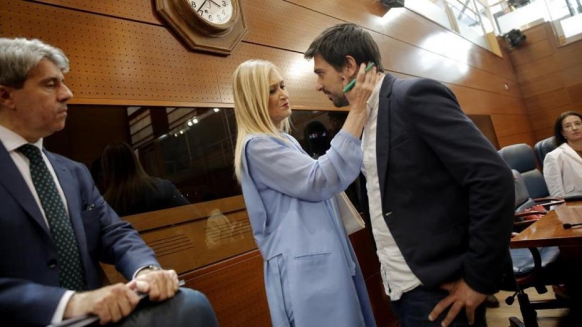 Cristina Cifuentes (PP) da el pésame a Ramón Espinar (Podemos) por el fallecimiento de su abuela, en el pleno de moción de censura en la Asamblea de Madrid.-JOSE LUIS ROCA