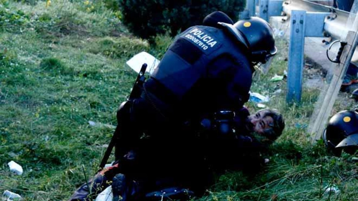 Los antidisturbios franceses han desalojado Le Perthus (Francia) a los manifestantes que bloqueaban el paso fronterizo de la autopista AP-7.-EFE