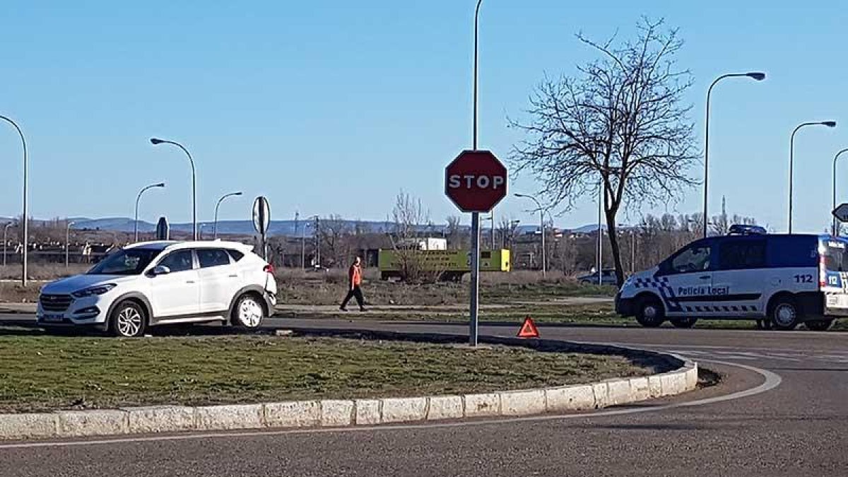 Un vehículo accidentado en el interior de una rotonda después de salirse de la vía en las afueras de Aranda.-ECB