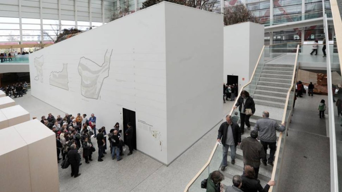 Visitantes en el interior del Museo de la Evolución donde superan en un 10% la cifra de turistas.-Israel L. Murillo