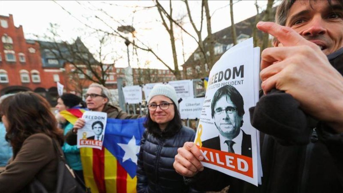 Varias personas protestan frente a la cárcel de Neumunster, Alemania.-SRDJAN SUKI (EFE)