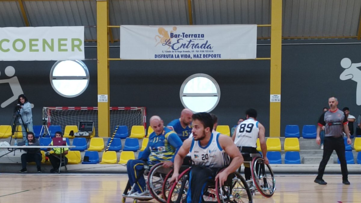 Pablo Ubrí, de cara, y Ayoub Ettali de espaldas, defienden en el partido del sábado. SERVIGEST
