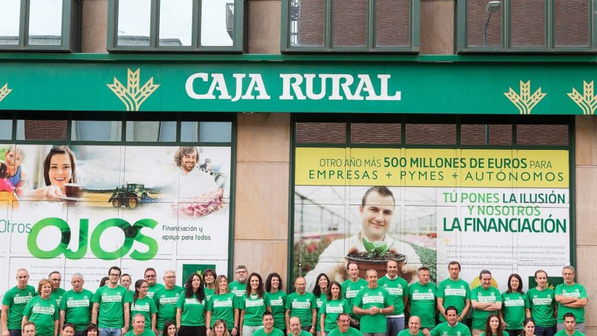 La oficina principal de Caja Rural de Zamora acoge el Día Solidario nacional a favor del Banco de Alimentos del equipo ciclista Caja RuralSeguros RGA y las cajas rurales, con motivo de la Vuelta Ciclista a España 2015-Ical