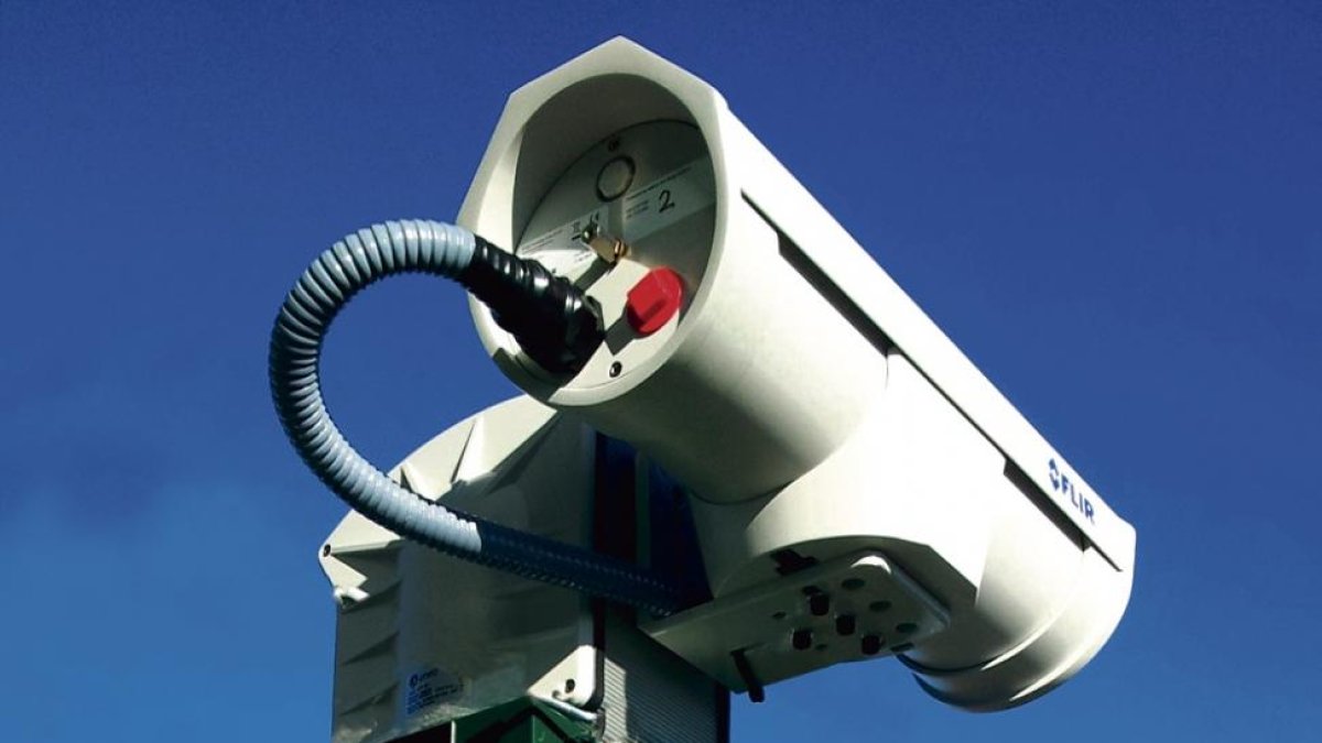 Puestos de videovigilancia automática dotados con sensores visibles y térmicos capaces de medir con precisión la temperatura a distancias de hasta 20 kilómetros.-EL MUNDO