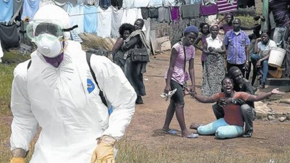 Una mujer se lamenta tras conocer que su marido ha muerto a causa del ébola, en Liberia, en octubre pasado.-Foto: AFP / PASCAL GUYOT