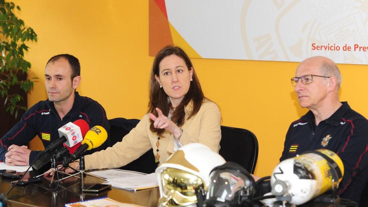 Miguel Ángel Extremo, Gema Conde y Julio Estébanez, ayer en el parque de bomberos.-ISRAEL L. MURILLO