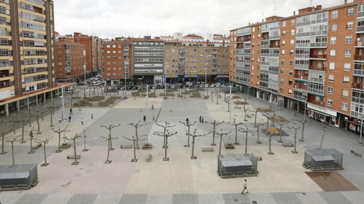 La plaza Santiago ya cuenta con un aparcamiento por lo que la opción sería ampliar los sótanos.-RAÚL G. OCHOA