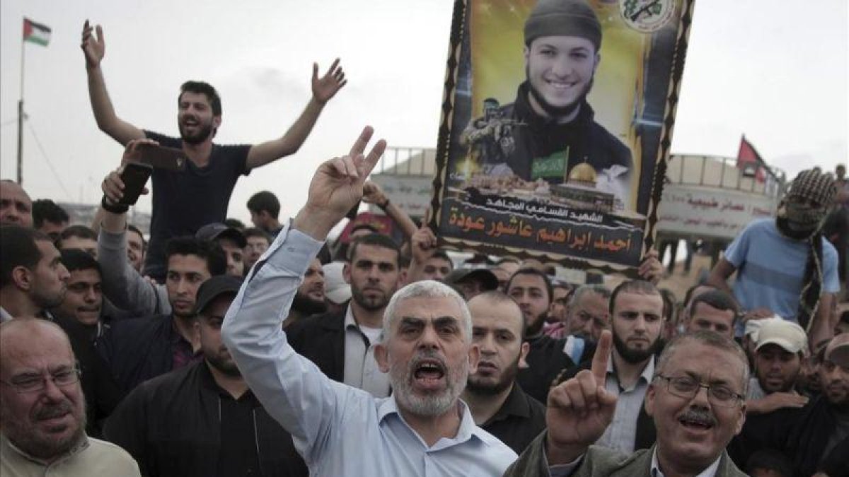 El líder de Hamas en Gaza, Yahya Sinwar, durante unas protestas el pasado abril.-KHALIL HAMRA (AP)