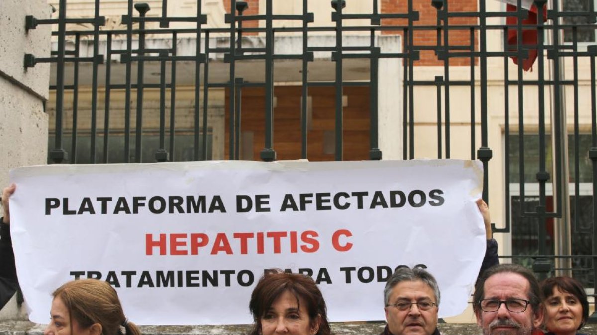 Concentración de la Plataforma de Afectados por la Hepatitis frente a la Consejería de Sanidad-ICAL